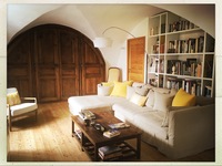 Le salon avec sa cloison d'origine en bois. Crédit INspiration Magazine