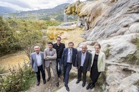 L'équipe de l'Occitane et les élus de Réotier devant la Fontaine Pétrifiante Crédit Patrick Domeyne